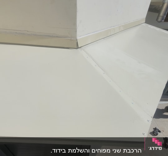 גג מתכת בהיר עם ברגים לאורך הקצה